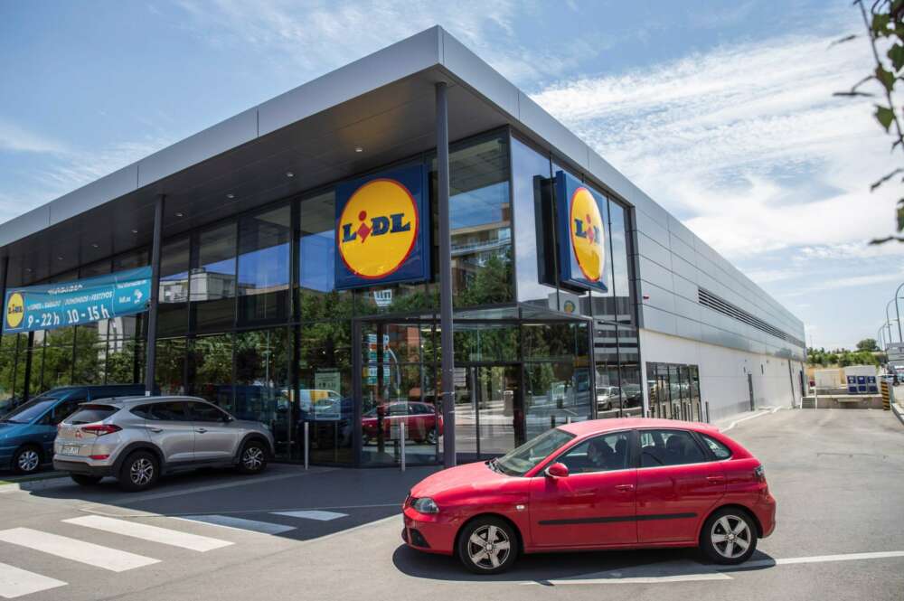 Madrid. 04/06/2020. Vista de un supermercado Lidl en Madrid, este jueves, en el que los trabajadores de Lidl en Madrid están convocados a una huelga en protesta, según los sindicatos convocantes, por la falta de protocolos de prevención para retomar la actividad en algunas secciones como la textil y por el incumplimiento del pago de las horas extras a un precio superior al habitual. EFE/Rodrigo Jiménez