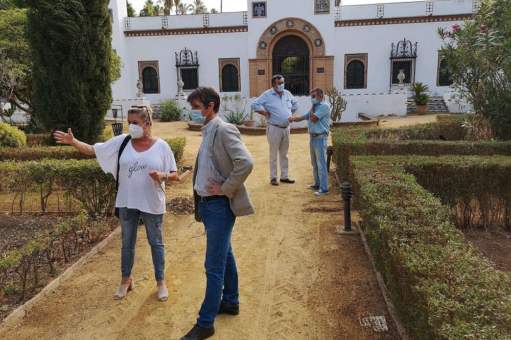 El delegado de Transición Ecológica, David Guevara, en los jardines de acceso al Pabellón de Telefónica. Ayuntamiento de Sevilla.