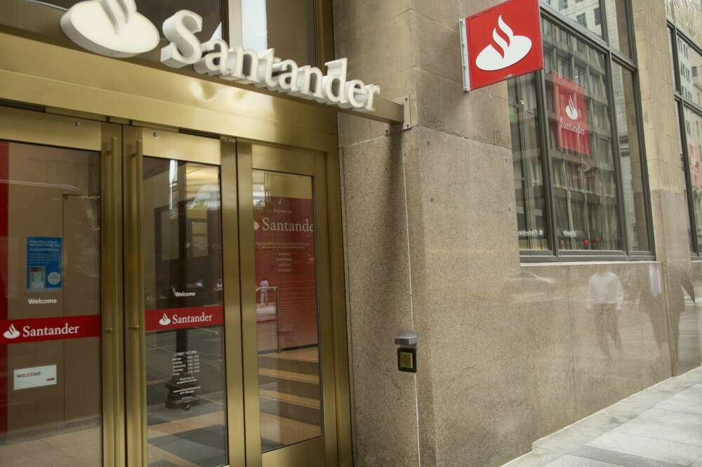 CJX03. BOSTON (EE.UU.), 18/07/2017.- Vista de la sede del Banco Santander en Boston, Massachusetts, (Estados Unidos) hoy, martes 18 de julio de 2017. El Banco Santander es cuestionado por un número de estados por su suscripción de préstamos de auto subprime durante una asociación con Fiat Chrysler Automobiles, y ha resuelto las acusaciones con Massachusetts y Delaware con una multa de US $ 26 millones (22,5 millones de euros). EFE/CJ GUNTHER