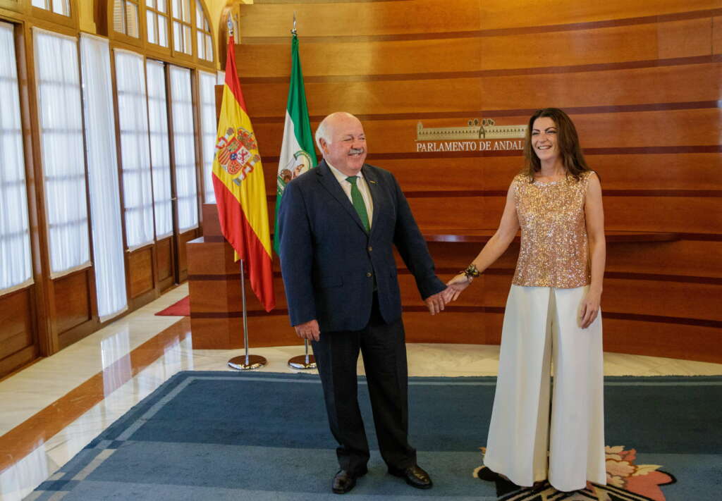 GRAFAND1678. SEVILLA, 18/07/2022.-El presidente del Parlamento andaluz, Jesús Aguirre (i), junto a la líder de Vox Andalucía, Macarena Olona, durante la ronda de contactos con los diferentes grupos políticos tras la que propondrá a Juanma Moreno como candidato a la Presidencia de la Junta para el debate de investidura, que se celebrará el miércoles y el jueves de esta semana, hoy lunes en Sevilla. EFE/Julio Muñoz