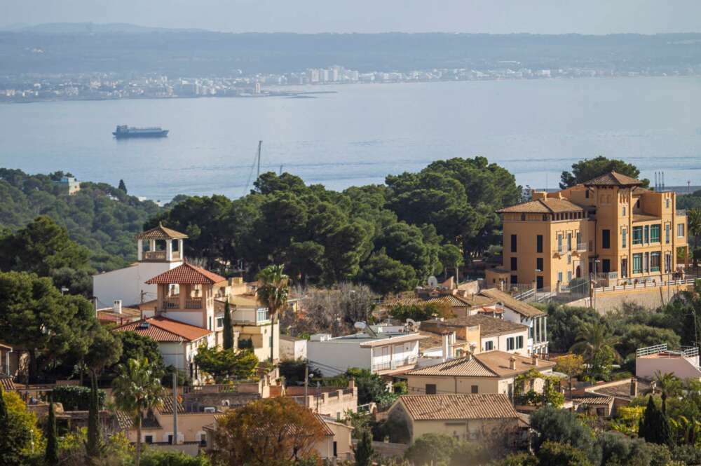 PALMA DE MALLORCA, 19/01/2021.- El parque de viviendas de Baleares tendría un valor conjunto -en el hipotético caso de que salieran todas actualmente al mercado- de 173.000 millones de euros, según un estudio realizado por el portal inmobiliario Idealista. En la imagen, zona residencial de Palma de Mallorca. EFE/CATI CLADERA