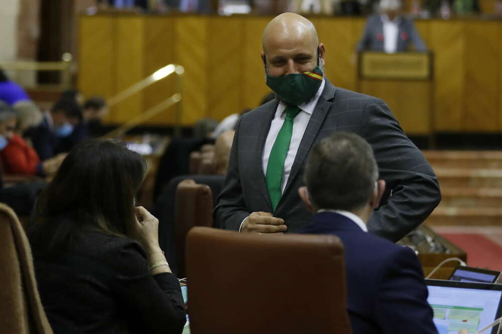 GRAFAND6406. SEVILLA, 24/02/2022.-El diputado de Vox Rodrigo Alons durante su intervención en el pleno del Parlamento de Andalucía, hoy jueves en Sevilla. EFE/José Manuel Vidal.