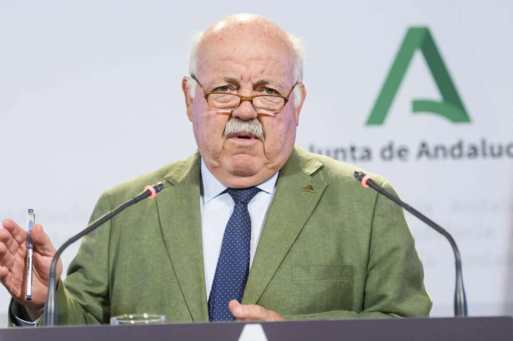 GRAFAND1185. SEVILLA, 29/06/2022.- El consejero de Salud y Familias en funciones, Jesús Aguirre, ve "complicado" que se puedan cubrir los 18.000 contratos ofertados por el SAS para la temporada de verano por la falta de profesionales sanitarios, ya que muchos de ellos ya forman parte de los 12.000 contratos de refuerzo por la covid que continuarán hasta otoño, durante la rueda de prensa posterior al Consejo de Gobierno hoy en Sevilla . EFE/ Raúl Caro.