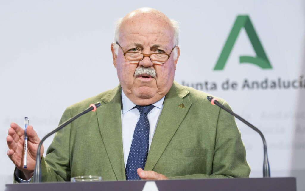 GRAFAND1185. SEVILLA, 29/06/2022.- El consejero de Salud y Familias en funciones, Jesús Aguirre, ve "complicado" que se puedan cubrir los 18.000 contratos ofertados por el SAS para la temporada de verano por la falta de profesionales sanitarios, ya que muchos de ellos ya forman parte de los 12.000 contratos de refuerzo por la covid que continuarán hasta otoño, durante la rueda de prensa posterior al Consejo de Gobierno hoy en Sevilla . EFE/ Raúl Caro.