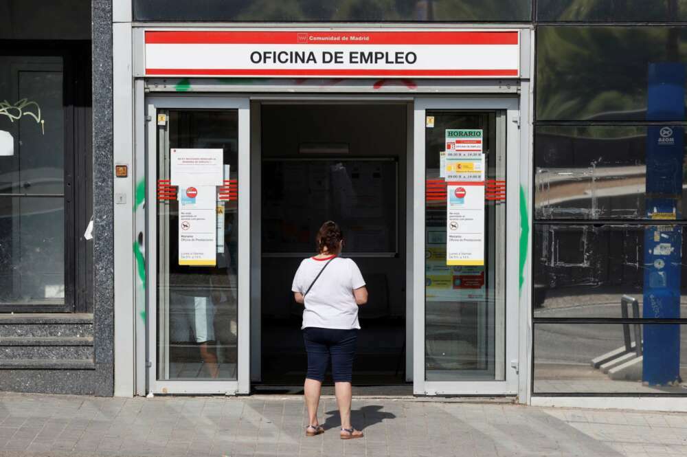 MADRID, 03/08/2021.- Una mujer aguarda a las puertas de una oficina de empleo este martes en Madrid. El número de afiliados medios a la Seguridad Social marcó un nuevo máximo histórico al situarse en 19.591.728 en julio, un mes en que el paro registrado experimentó una caída del 5,47 %, el mayor recorte de toda la serie. EFE/Juan Carlos Hidalgo