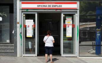 MADRID, 03/08/2021.- Una mujer aguarda a las puertas de una oficina de empleo este martes en Madrid. El número de afiliados medios a la Seguridad Social marcó un nuevo máximo histórico al situarse en 19.591.728 en julio, un mes en que el paro registrado experimentó una caída del 5,47 %, el mayor recorte de toda la serie. EFE/Juan Carlos Hidalgo