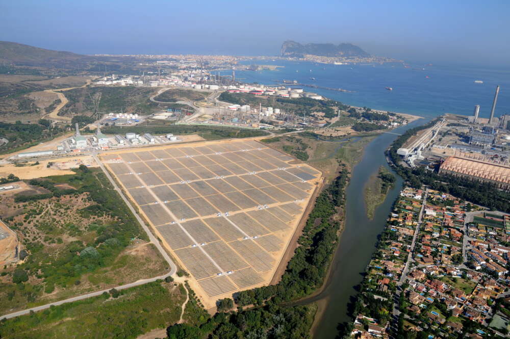 Instalación de paneles solares en Cádiz. Endesa.