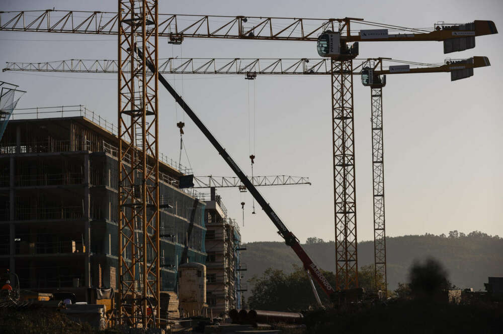 BERANGO (BIZKAIA), 21/09/2022.- Varias grúas se alzan este miércoles sobre un edificio de viviendas en construcción en Berango (Bizkaia), este miércoles, jornada en la que el Instituto Nacional de Estadística (INE) ha publicado los datos de compraventa de vivienda, que aumentó un 8 % en julio, respecto al mismo mes del año pasado, con 53.720 operaciones realizadas, debido al tirón de las ventas de vivienda usada, que crecieron un 10,4 %, mientras que las de obra nueva bajaron un 2,5 %, tras veinte meses consecutivos al alza. EFE/Miguel Toña