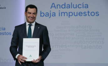 -FOTODELDIA- GRAFAND3354. SEVILLA, 21/09/2022.- El presidente de la Junta de Andalucía, Juanma Moreno, tras la firma del decreto ley de bajada de impuestos frente a la inflación aprobado en el Consejo de Gobierno.EFE/José Manuel Vidal