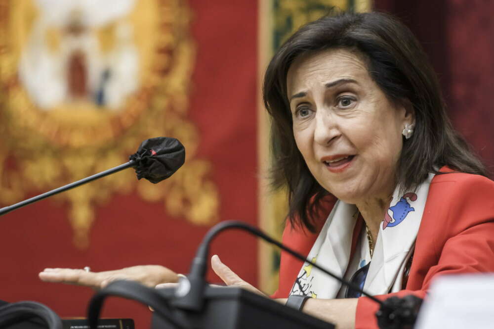 La ministra de Defensa, Margarita Robles, durante la presentación del libro "The limitations of de Law o Armed Conflicts: New Means and Methods of Warfare" en la Universidad de Sevilla, donde ha advertido hoy a los ciudadanos, respecto a las amenazas del presidente ruso Vladimir Putin, de que "hay una situación en el mundo en el que nada nos puede ser ajeno" porque se ha demostrado que "que puede utilizar cualquier arma, incluido el corte de suministro".EFE/ Raúl Caro.