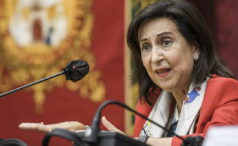 La ministra de Defensa, Margarita Robles, durante la presentación del libro "The limitations of de Law o Armed Conflicts: New Means and Methods of Warfare" en la Universidad de Sevilla, donde ha advertido hoy a los ciudadanos, respecto a las amenazas del presidente ruso Vladimir Putin, de que "hay una situación en el mundo en el que nada nos puede ser ajeno" porque se ha demostrado que "que puede utilizar cualquier arma, incluido el corte de suministro".EFE/ Raúl Caro.