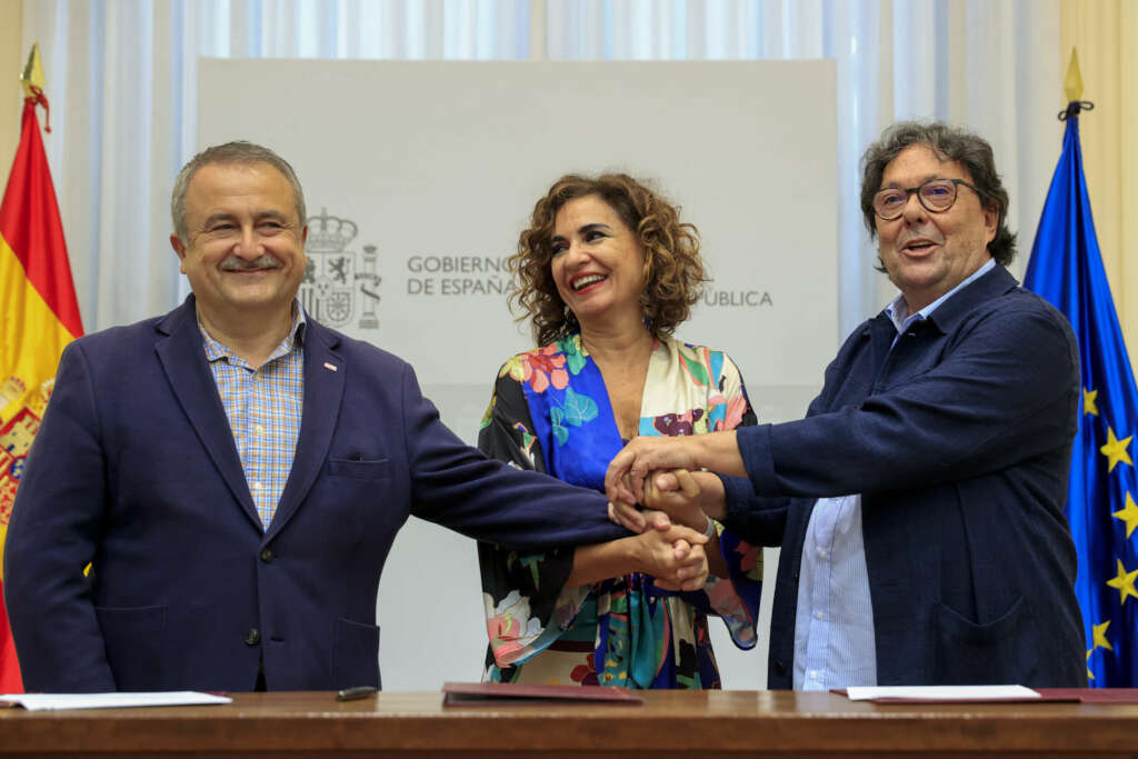 MADRID, 19/10/2022.- La ministra de Hacienda y Función Pública, María Jesús Montero (c), junto al coordinador del Área Pública de CCOO, Humberto Muñoz (i), y el secretario general de UGT-Servicios Públicos, Julio Lacuerda preside el acto de firma del Acuerdo Marco para una Administración del siglo XXI, este miércoles en la sede del Ministerio.  EFE/ Zipi