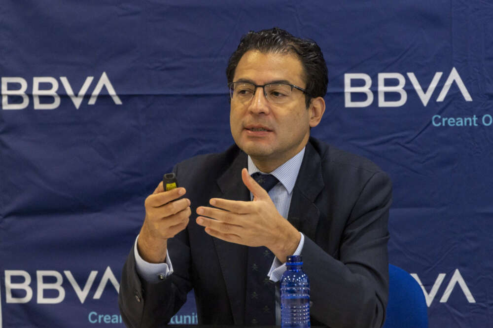 PALMA DE MALLORCA, 11/05/2022.- El economista jefe para España y Portugal de BBVA Research, Miguel Cardoso (c), participa en la presentación de una nueva edición del informe "Situación Baleares", que analiza la evolución y perspectivas de la economía de las islas, este miércoles, en Palma de Mallorca. EFE/Cati Cladera