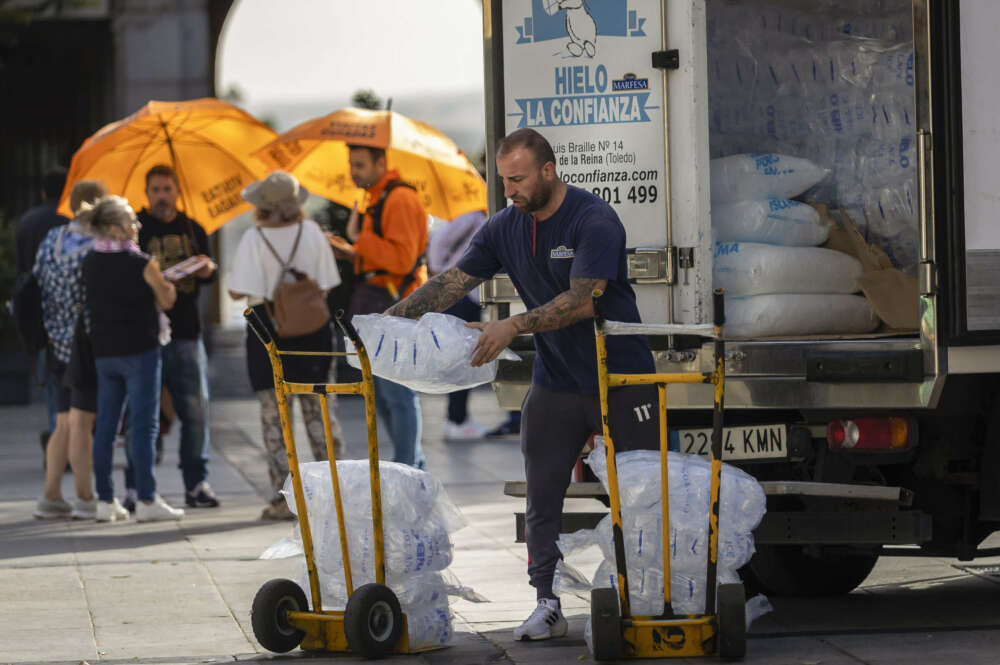 Un hombre reparte bolsas de hielo. EFE/ Angeles Visdomine