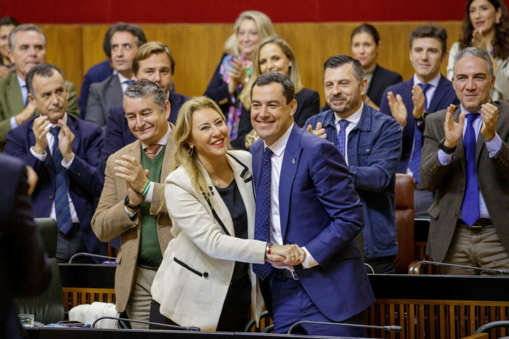 El presidente andaluz, Juanma Moreno, felicita a la consejera de Economía, Carolina España. EFE/Julio Muñoz