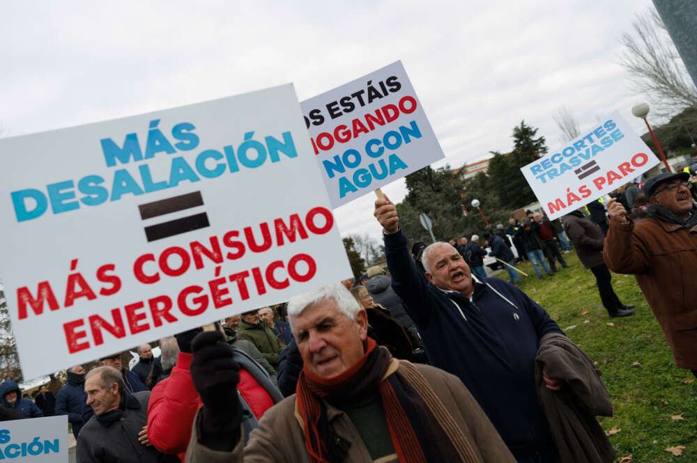 Manifestación de los regantes del Levante español ante Moncloa el pasado martes por el recorte del trasvase Tajo-Segura. EFE/ Sergio Pérez