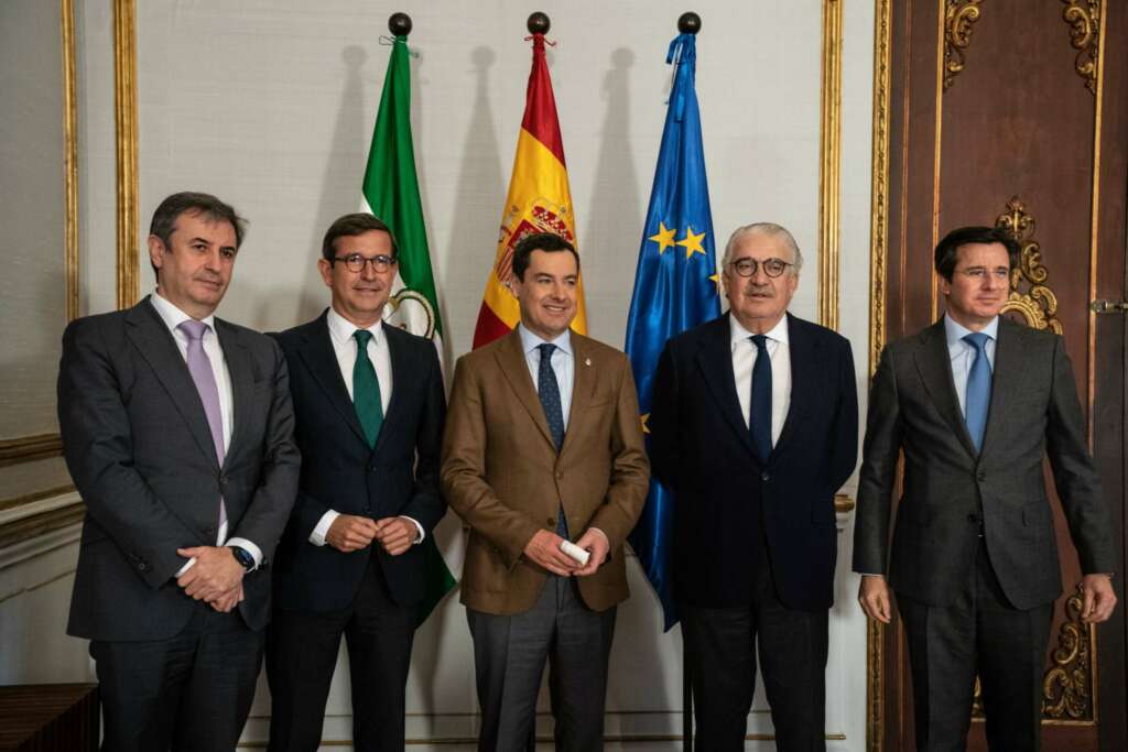 El presidente de la Junta de Andalucía, Juanma Moreno, ha mantenido un encuentro en el Palacio de San Telmo con el consejero delegado de Endesa, José Bogas. Foto: Junta de Andalucía.