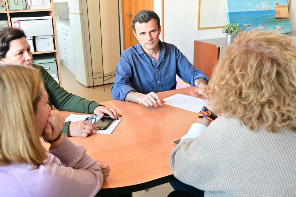 Bruno García, candidato del Partido Popular a la alcaldía de Cádiz, en una reunión con vecinos de Cádiz.