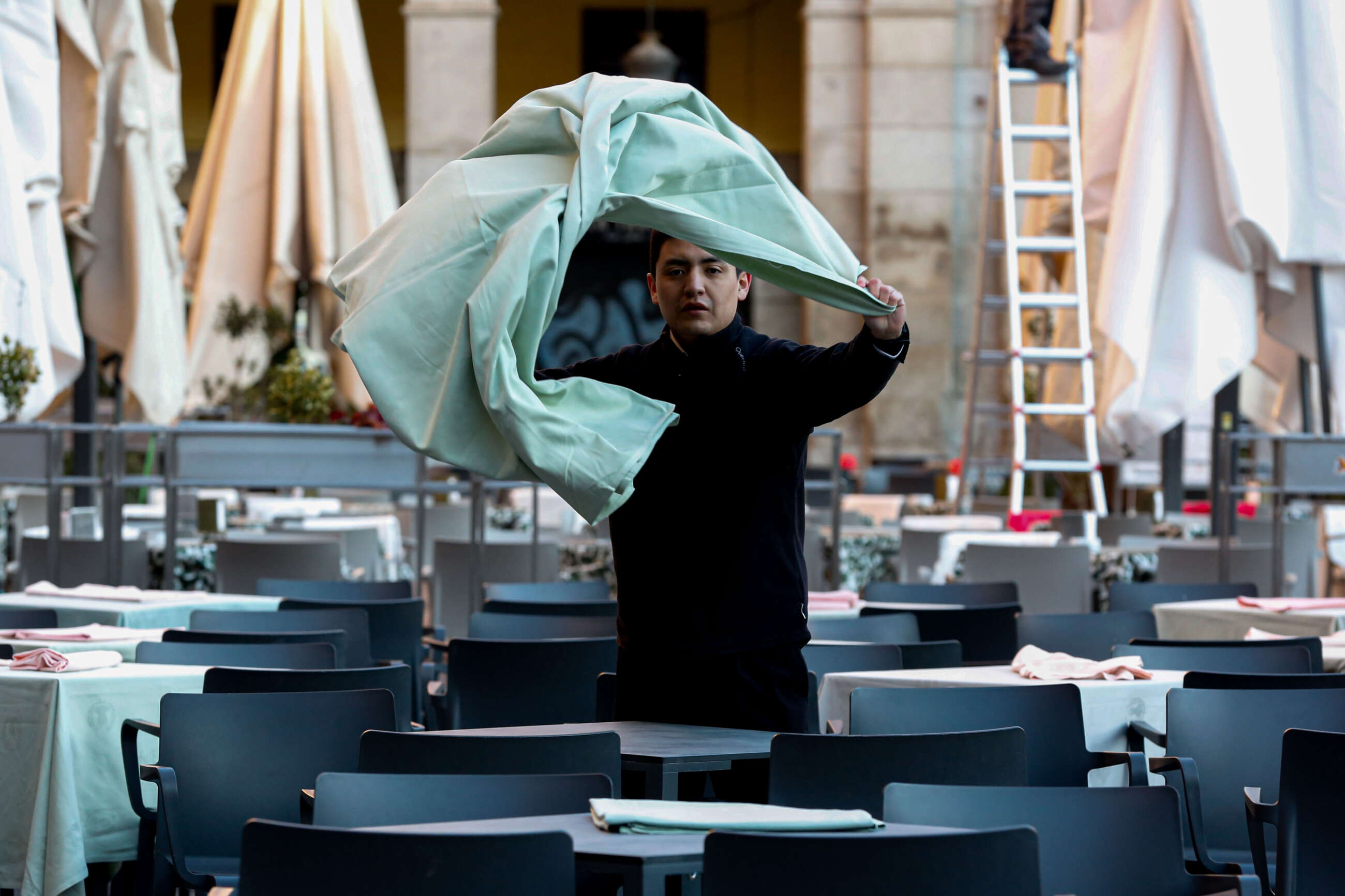 MADRID, 02/02/2023.- Un camarero prepara las mesas de una terraza en el centro de la capital, este jueves. La Seguridad Social ha perdido en enero 215.047 afiliados de media tras el fin de la campaña navideña, mientras que el paro registrado ha repuntado en 70.744 personas en un mes habitualmente malo para el mercado laboral. Según ha informado este jueves el Ministerio de Inclusión, Seguridad Social y Migraciones, la caída de enero es similar a la de otros arranques del año y deja el total en 20.081.224 afiliados, 10.638.367 hombres y 9.442.857 mujeres, 454.063 más que hace un año. EFE/ Eduardo Oyana