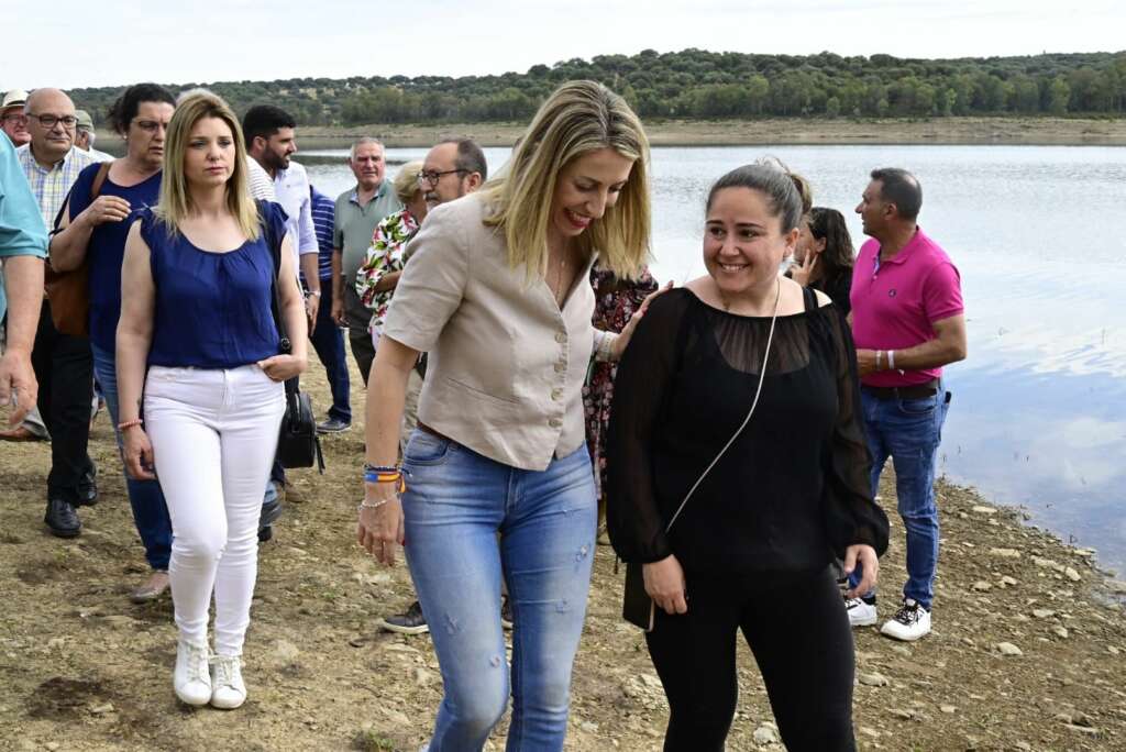 La candidata del PP de visita a la presa de Valdecaballeros  junto a afectados por el anuncio de la demolición de esta infraestructura.