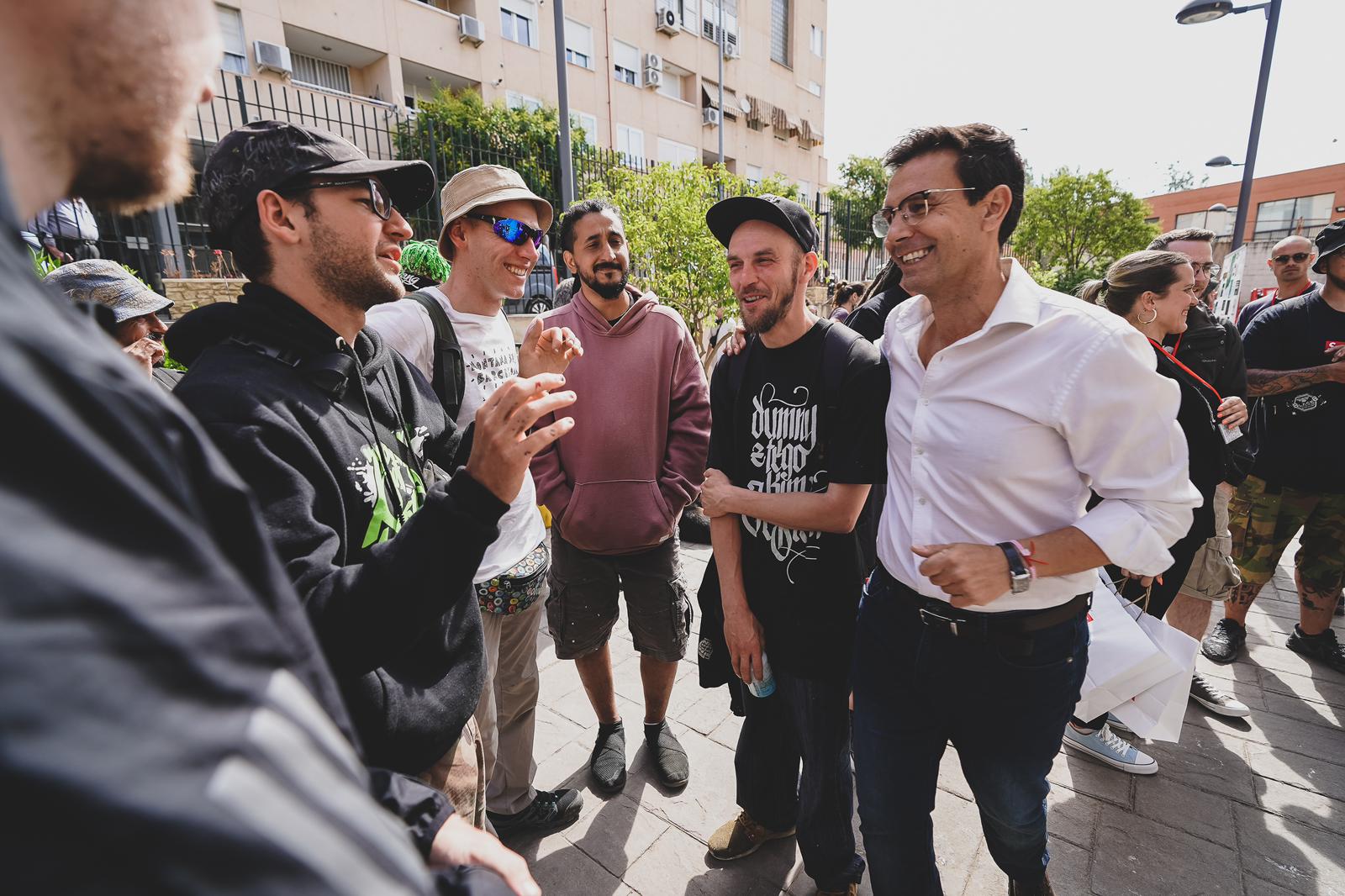 El alcalde Paco Cuenca, en una imagen de campaña junto a unos jóvenes en Granada.