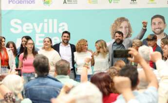 Yolanda Díaz, en el acto que ha protagonizado este lunes, con la candidata de Con Andalucía, Susana Hormillo (a su derecha) de Podemos, en el parque de San Jerónimo de Sevilla.