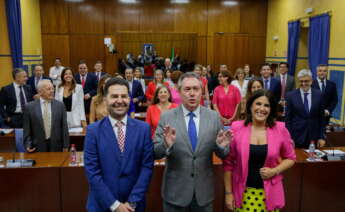 Juan Espadas junto a Ángeles Ferriz y Noel López, números 2 y 3 del PSOE andaluz, en la constitución de la XII legislatura.