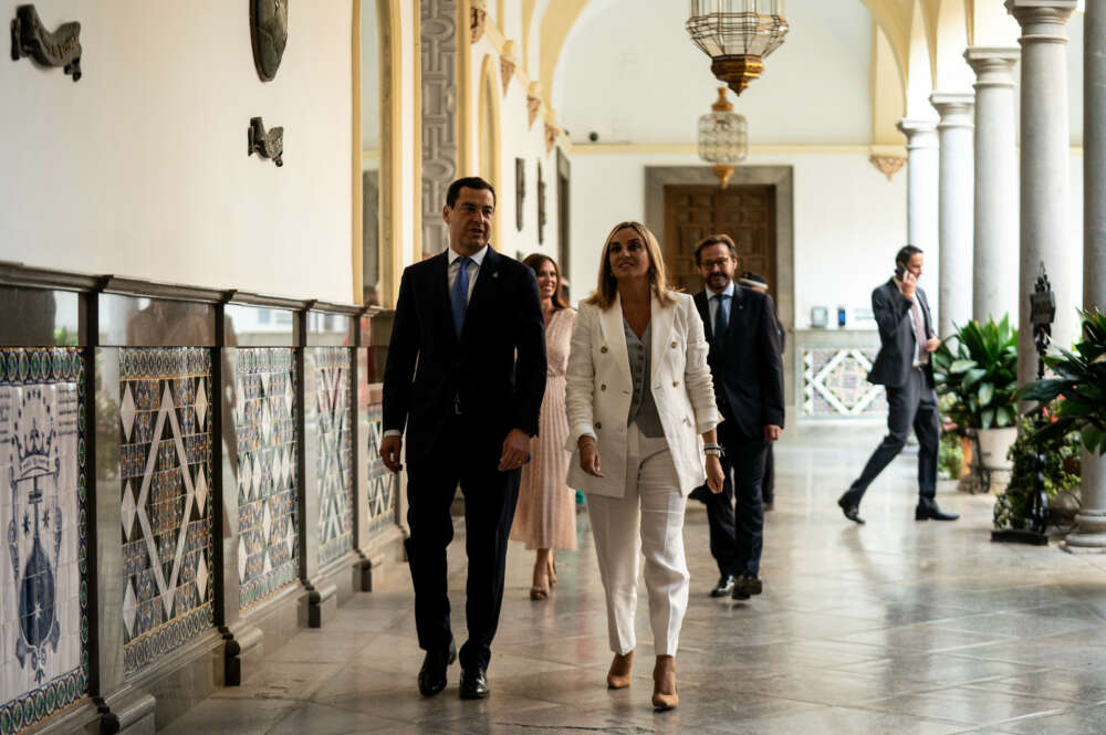 El presidente de la Junta de Andalucía con Marifrán Carazo, la consejera de Fomento que inicio el proceso de las ayudas para el alquiler (y hoy alcaldesa de Granada) y en segundo término, Rocío Díaz, actual titular de la cartera de Fomento del Gobierno andaluz.