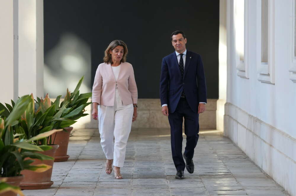 Juanma Moreno, presidente de la Junta de Andalucía, y Teresa Ribera, vicepresidenta tercera del Gobierno de España y ministra para la Transición Ecológica en funciones.