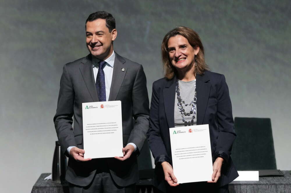 El presidente de la Junta de Andalucía, Juanma Moreno, y la vicepresidenta tercera del Gobierno de España, Teresa Ribera, tras la firma del acuerdo de Doñana, este lunes en Almonte (Huelva).