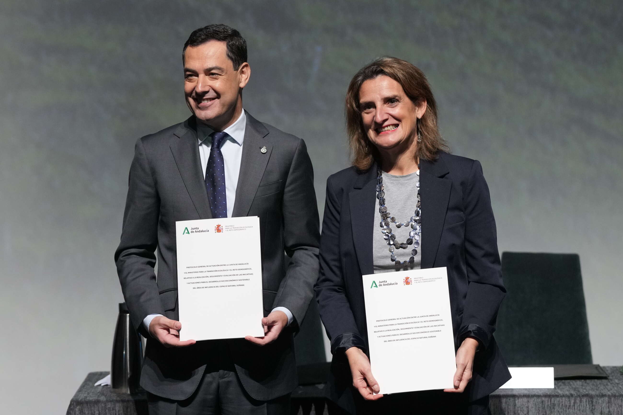 El presidente de la Junta de Andalucía, Juanma Moreno, y la vicepresidenta tercera del Gobierno de España, Teresa Ribera, tras la firma del acuerdo de Doñana, este lunes en Almonte (Huelva).