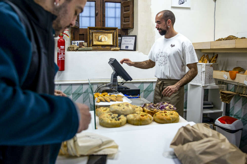 TOLEDO, 26/01/2024.- Panadería en Toledo.El mercado laboral creó 783.000 empleos durante 2023, hasta cerrar el año en récord, rozando los 21,25 millones de ocupados, y con una tasa de desempleo del 11,76 %, la menor desde 2007, antes de que irrumpiera la crisis financiera. EFE/Ismael Herrero