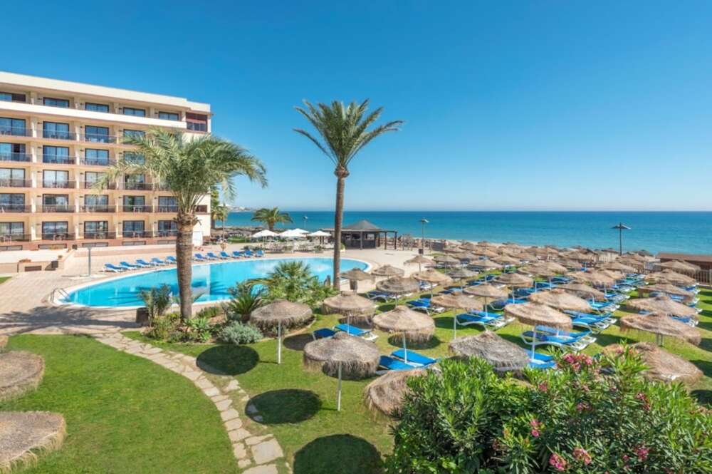 Un hotel en una de las playas de la Costa del Sol. (Aehcos)