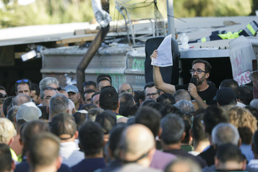 El portavoz del comité de huelga, José Antonio Gómez Valencia, se dirige a los trabajadores de Acerinox durante la asamblea celebrada el martes.