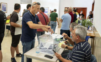 Trabajadores de la factoría de Acerinox de Palmones (Los Barrios) acudieron este jueves a votar, para aceptar o no la propuesta de la empresa.