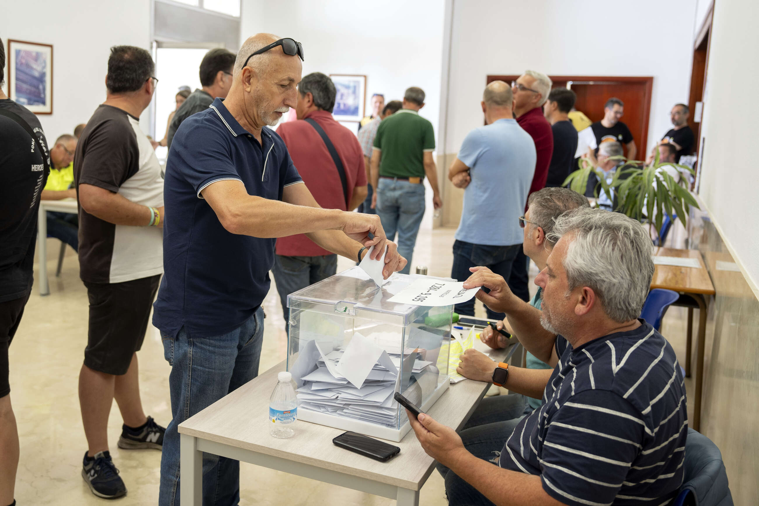 Trabajadores de la factoría de Acerinox de Palmones (Los Barrios) acudieron este jueves a votar, para aceptar o no la propuesta de la empresa.