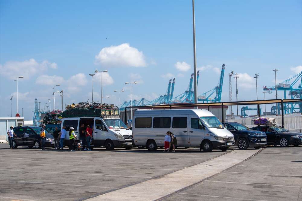 Varios vehículos esperan para cruzar la frontera en el puerto de Algeciras, a 13 de junio de 2024.