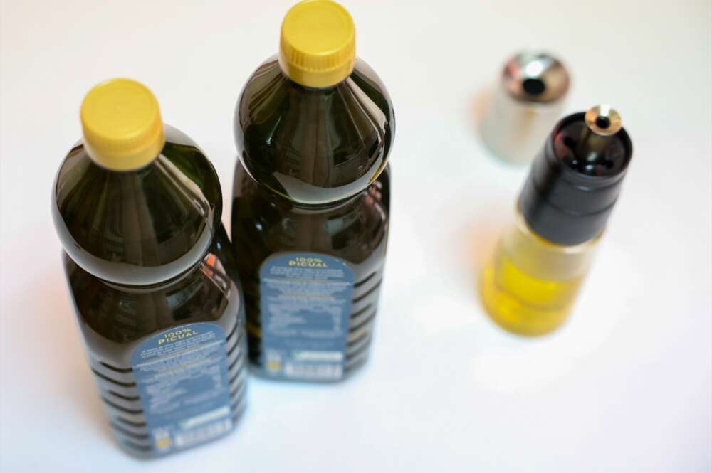 Dos botellas de aceite, a 21 de junio de 2024. Marta Fernández / Europa Press