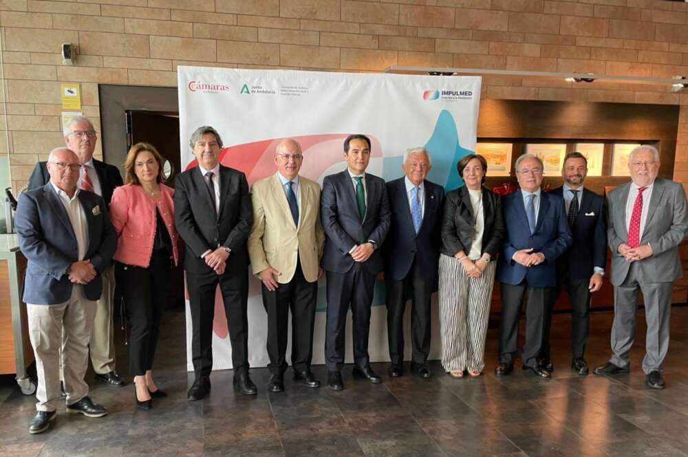 El consejero de Justicia, Administración Local y Función Pública y el presidente de las Cámaras de Comercio de Andalucía, junto a directivos de ASEMARB en el I Foro de Impulso a la Mediación Empresarial en Andalucía.