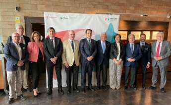 El consejero de Justicia, Administración Local y Función Pública y el presidente de las Cámaras de Comercio de Andalucía, junto a directivos de ASEMARB en el I Foro de Impulso a la Mediación Empresarial en Andalucía.