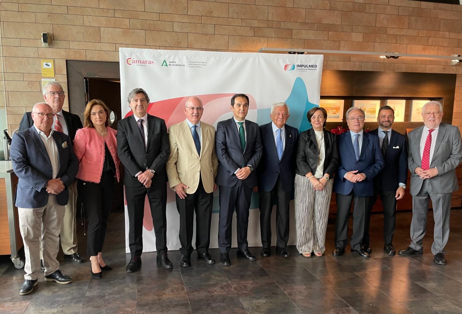 El consejero de Justicia, Administración Local y Función Pública y el presidente de las Cámaras de Comercio de Andalucía, junto a directivos de ASEMARB en el I Foro de Impulso a la Mediación Empresarial en Andalucía.