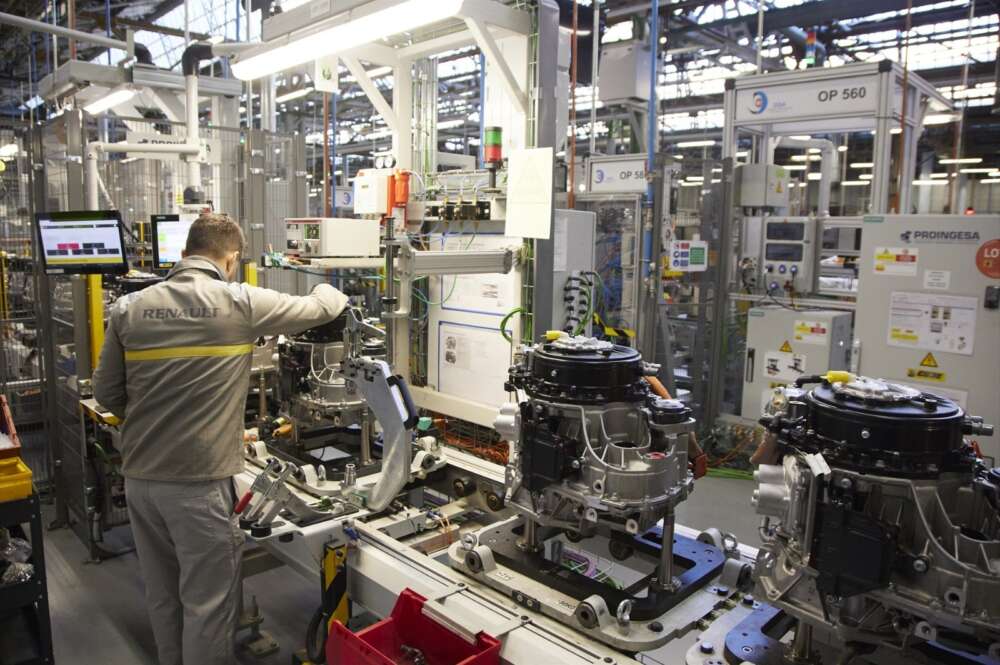 Un trabajador de la fábrica del proyecto Re-Factory en Sevilla.