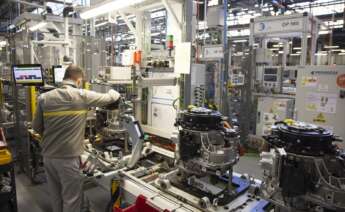 Un trabajador de la fábrica del proyecto Re-Factory en Sevilla.