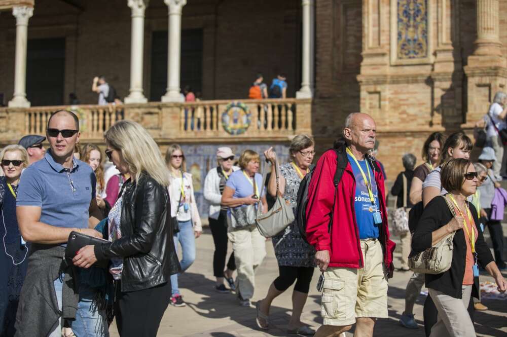 Turistas en la Plaza de España de Sevilla.