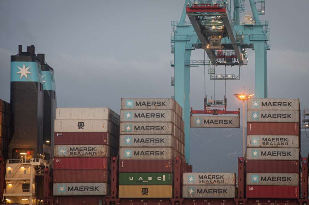 Los buques Maersk Denver y Mary Maersk, en la terminal de APM, gestionada por Maersk, en el puerto de Algeciras (Cádiz).