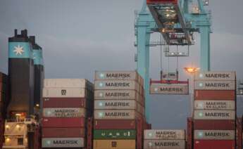 Los buques Maersk Denver y Mary Maersk, en la terminal de APM, gestionada por Maersk, en el puerto de Algeciras (Cádiz).