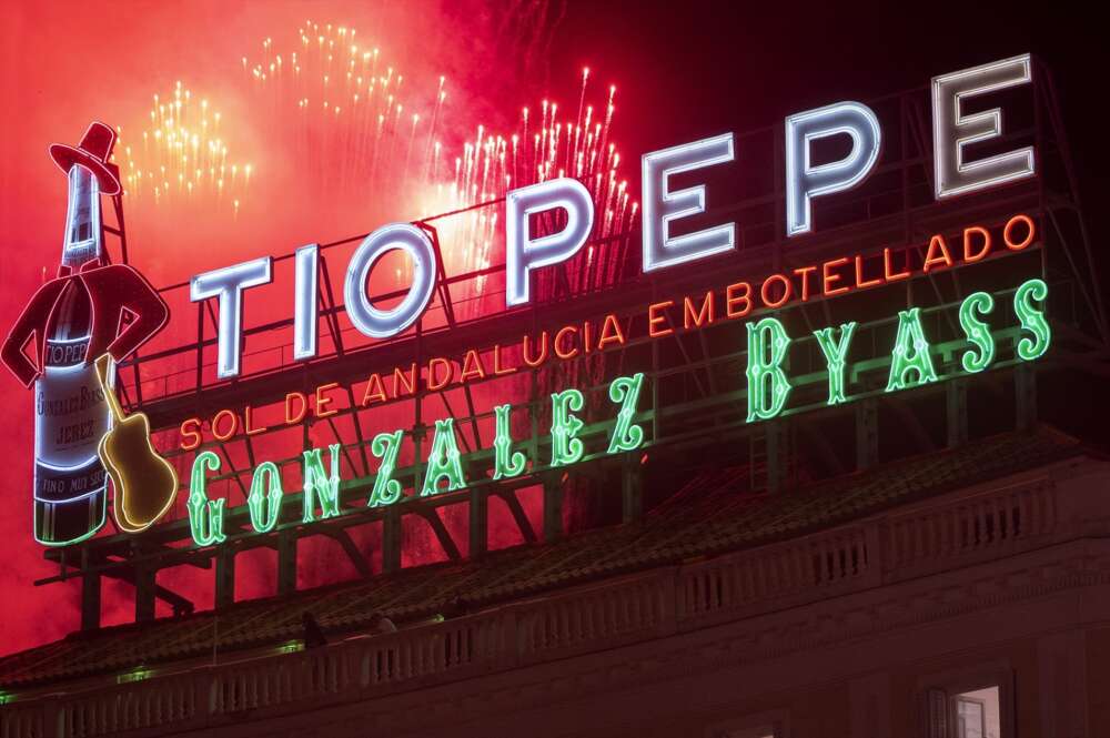 Vistas del cartel 'Tío Pepe' durante el encendido de luces de navidad, en la Puerta del Sol, a 23 de noviembre de 2023.