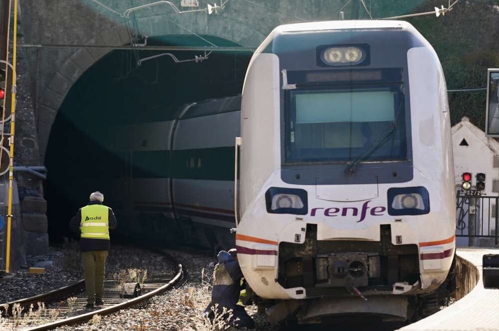 Un tren, en su paso por el municipio malagueño Álora, en diciembre de 2023.