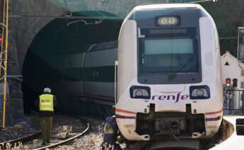 Un tren, en su paso por el municipio malagueño Álora, en diciembre de 2023.