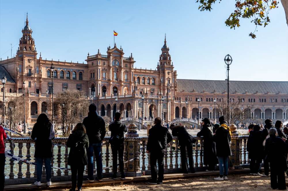 Visitantes en la Plaza de España de Sevilla, Andalucía.